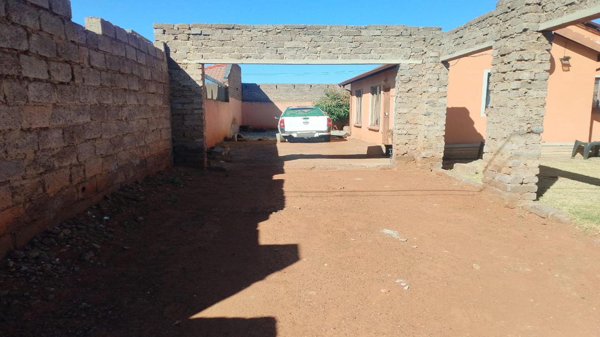 Carport  of property in Protea Glen