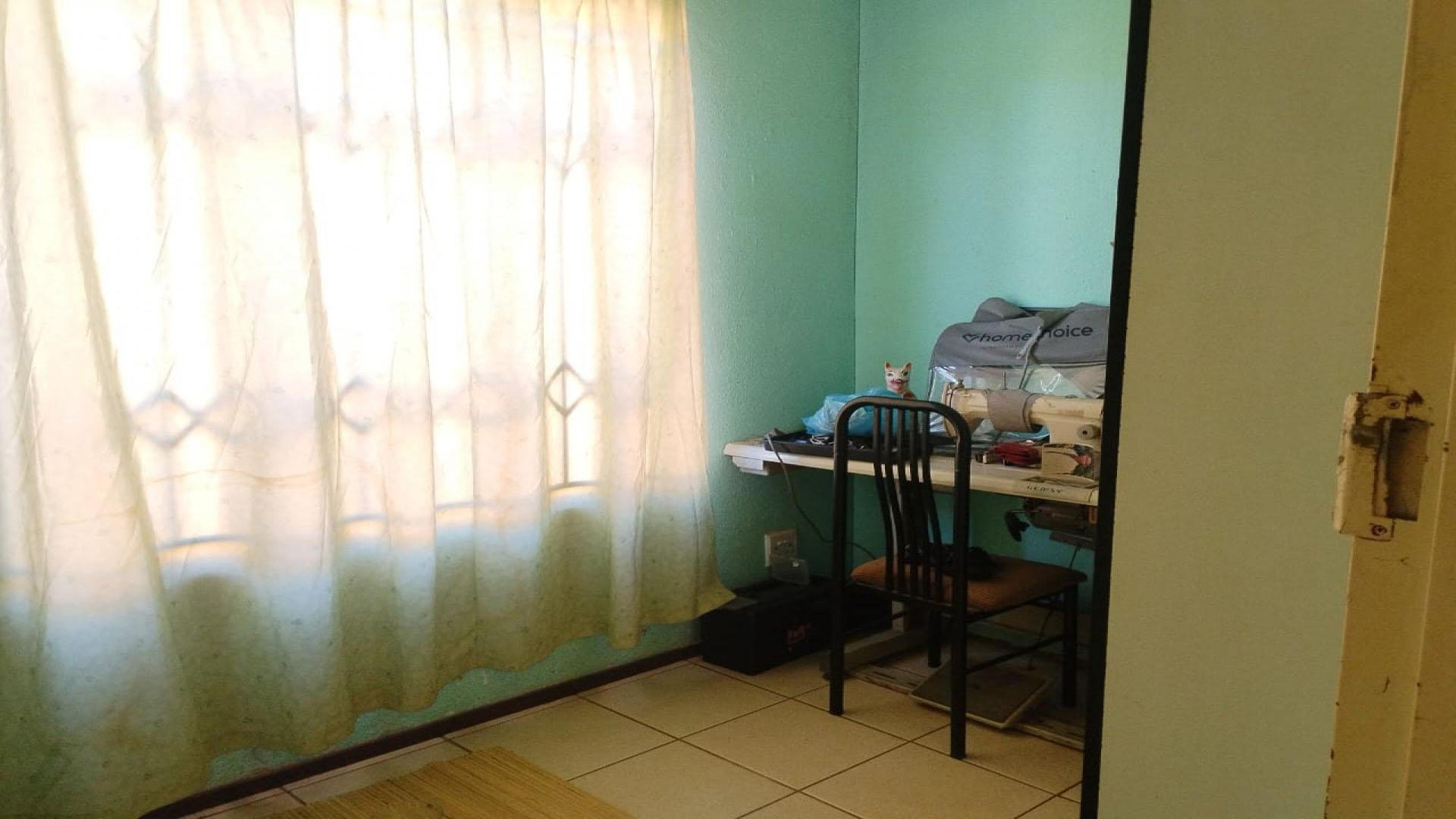 Bed Room 3 of property in Protea Glen