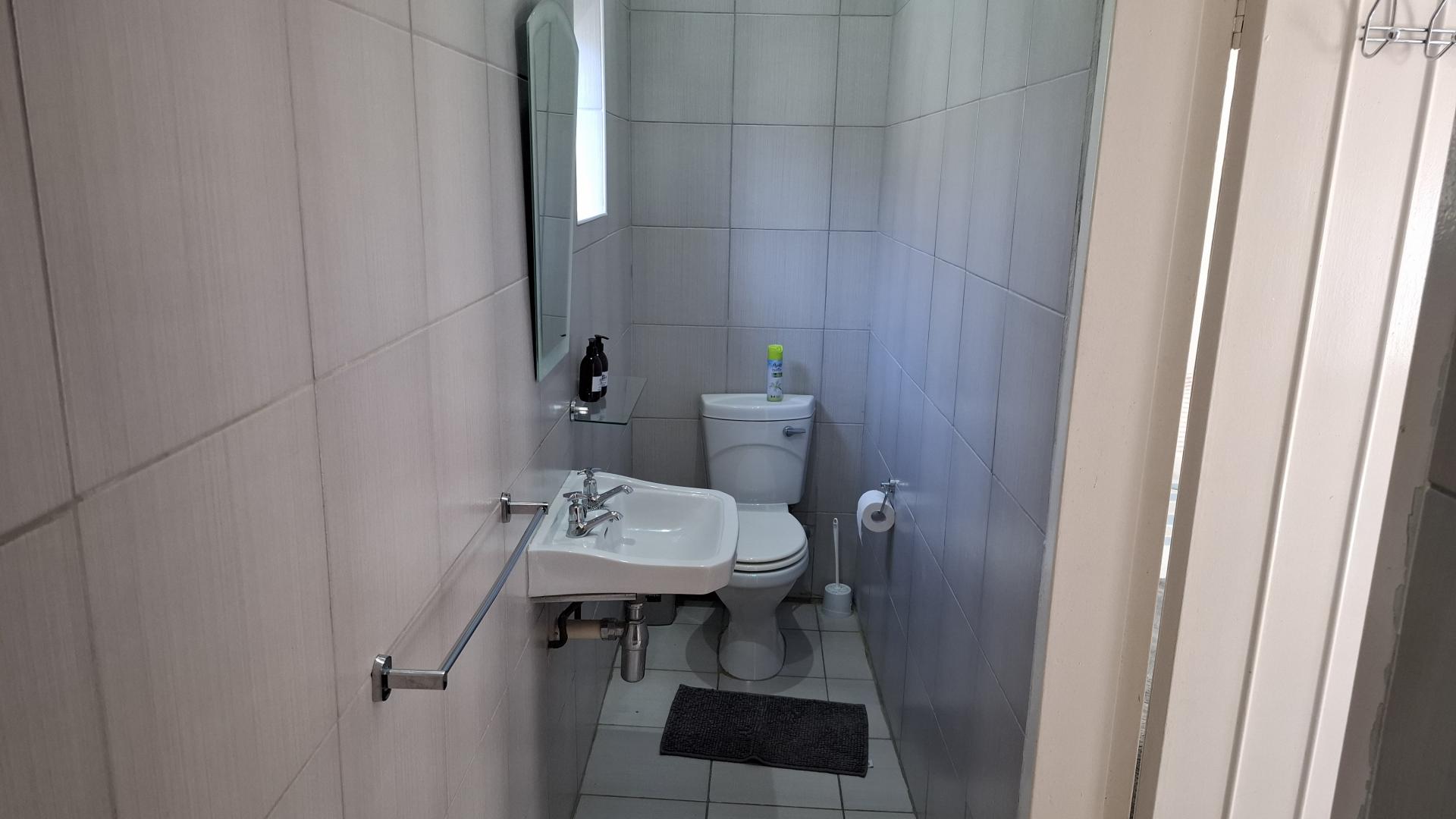 Bathroom 1 of property in Ontdekkerspark