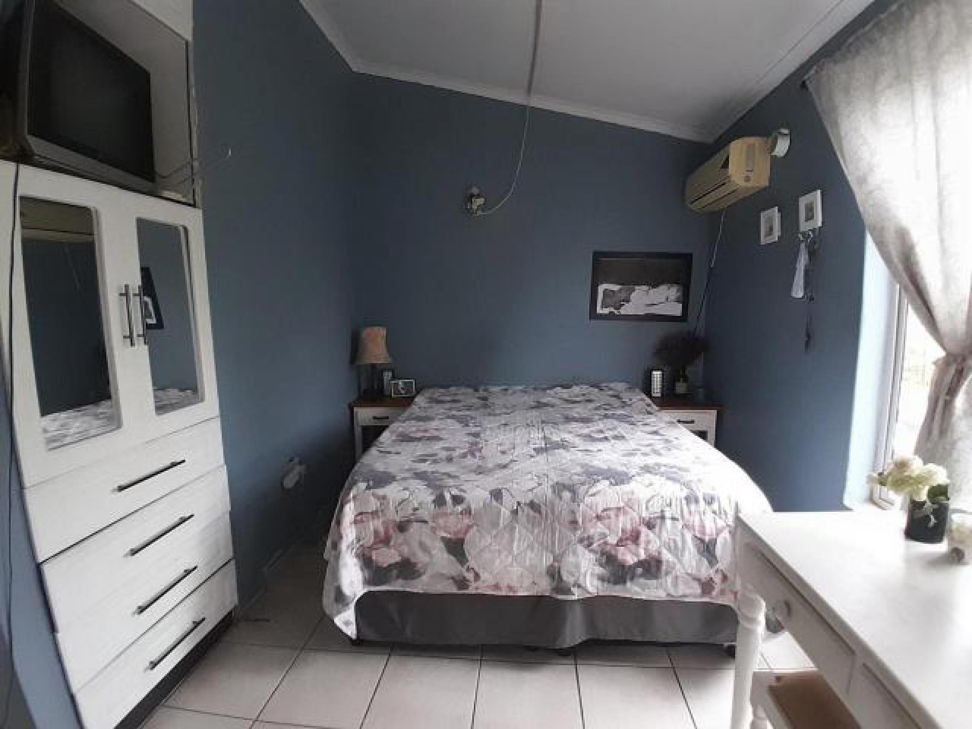 Bed Room 1 of property in Lotus Park