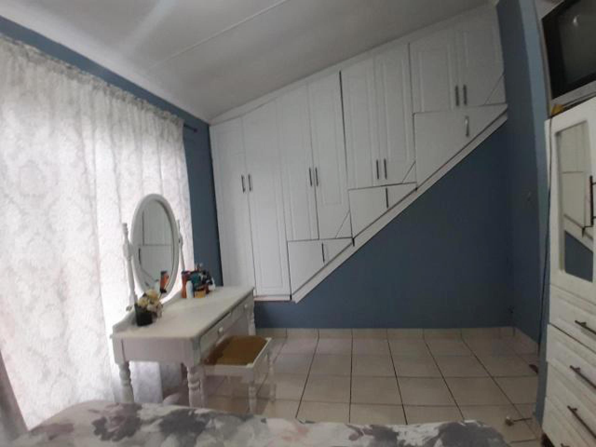 Bed Room 1 of property in Lotus Park