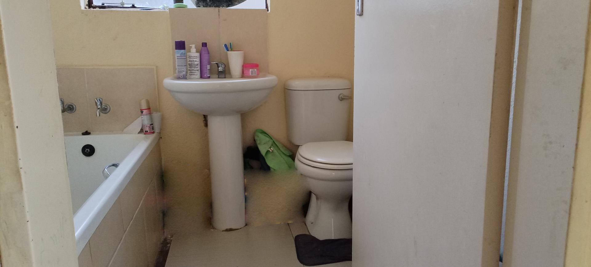 Bathroom 1 of property in Soshanguve East