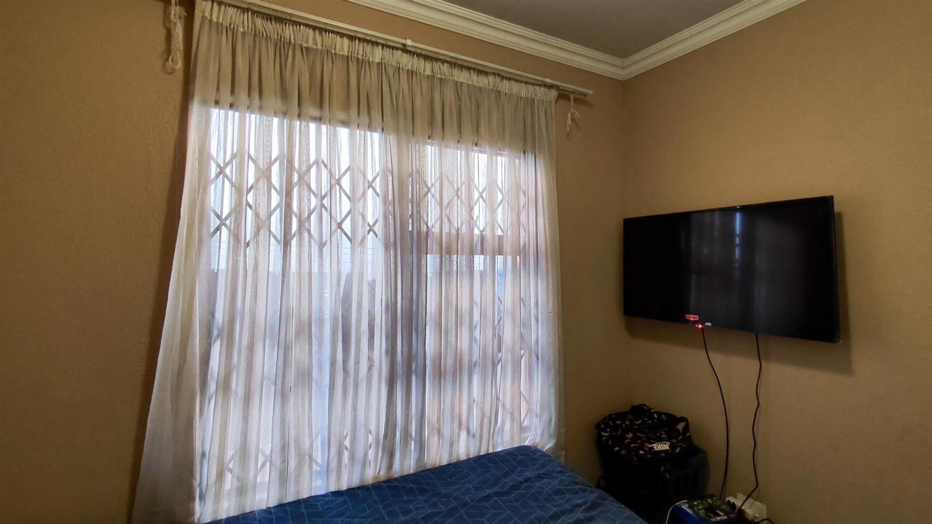 Bed Room 1 - 8 square meters of property in Dawn Park