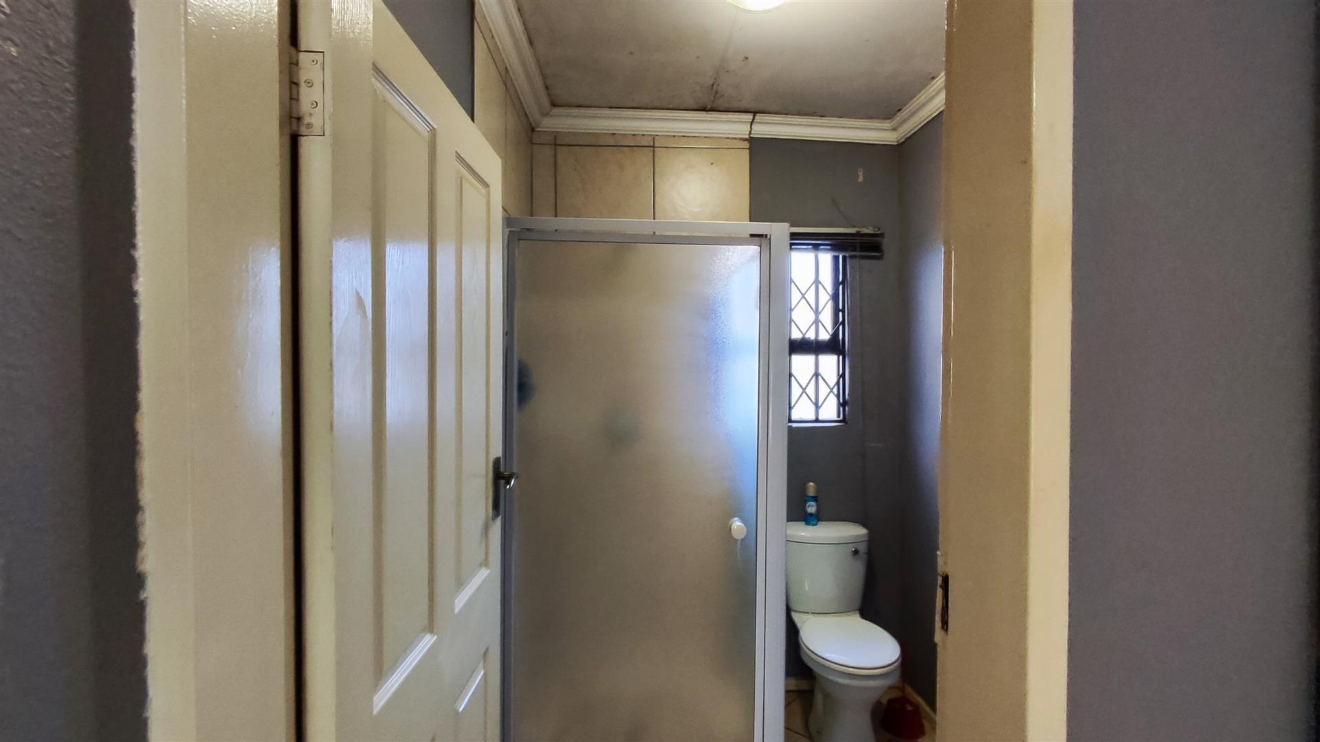 Main Bathroom - 4 square meters of property in Dawn Park