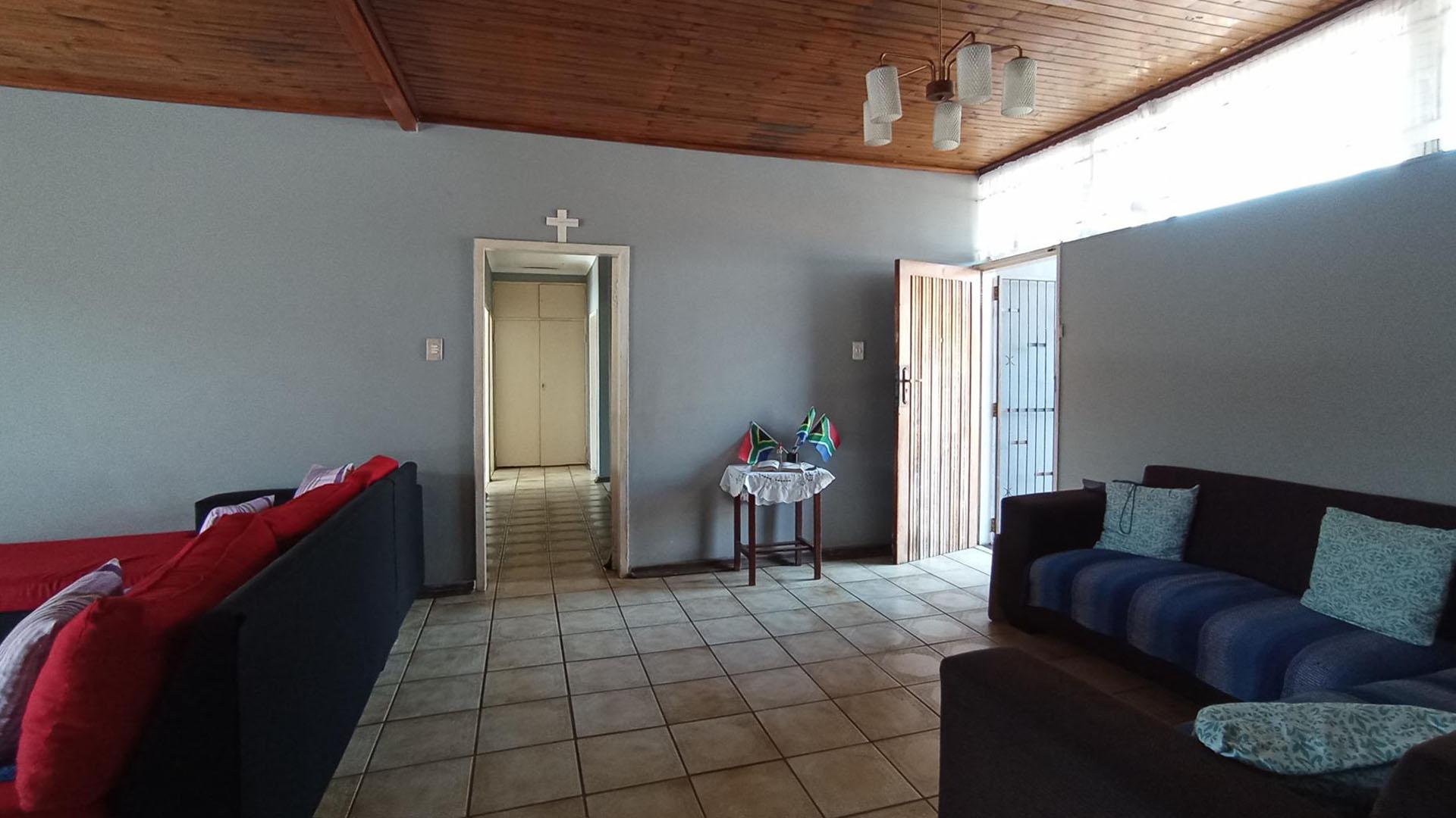 Lounges - 45 square meters of property in Eersterust