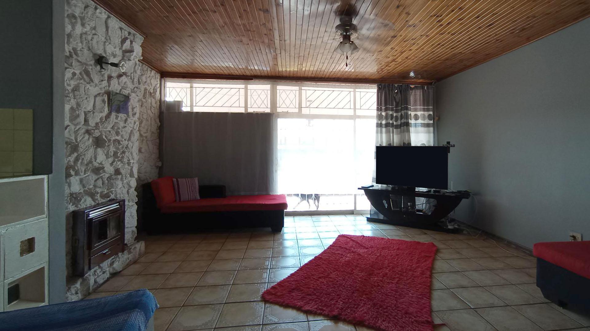 Lounges - 45 square meters of property in Eersterust