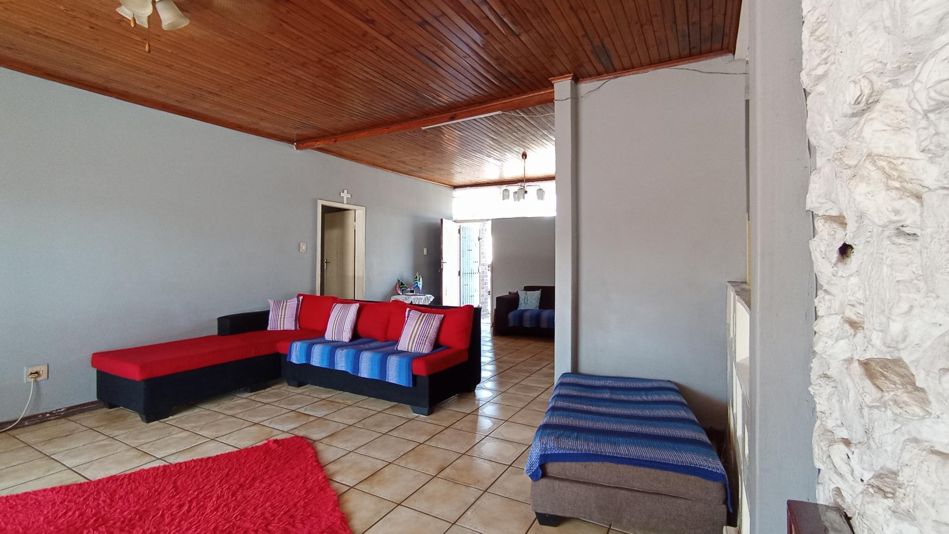 Lounges - 45 square meters of property in Eersterust