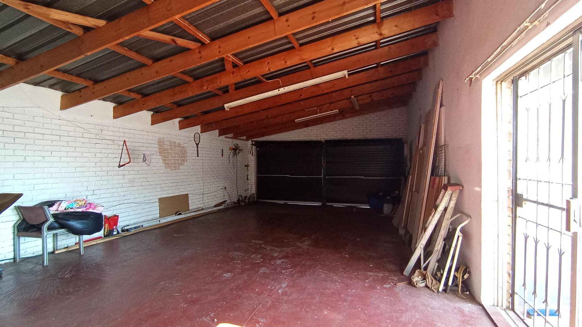 Garage - 81 square meters of property in Eersterust