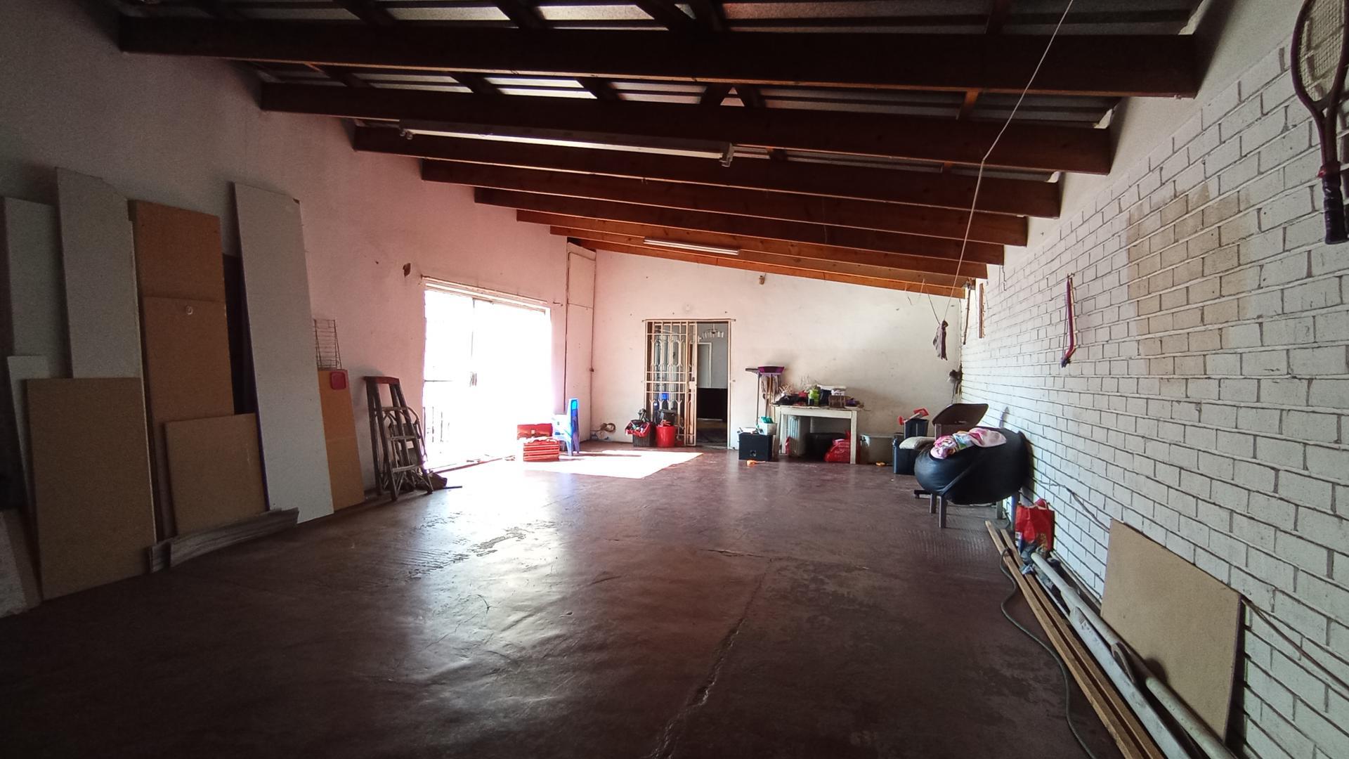 Garage - 81 square meters of property in Eersterust