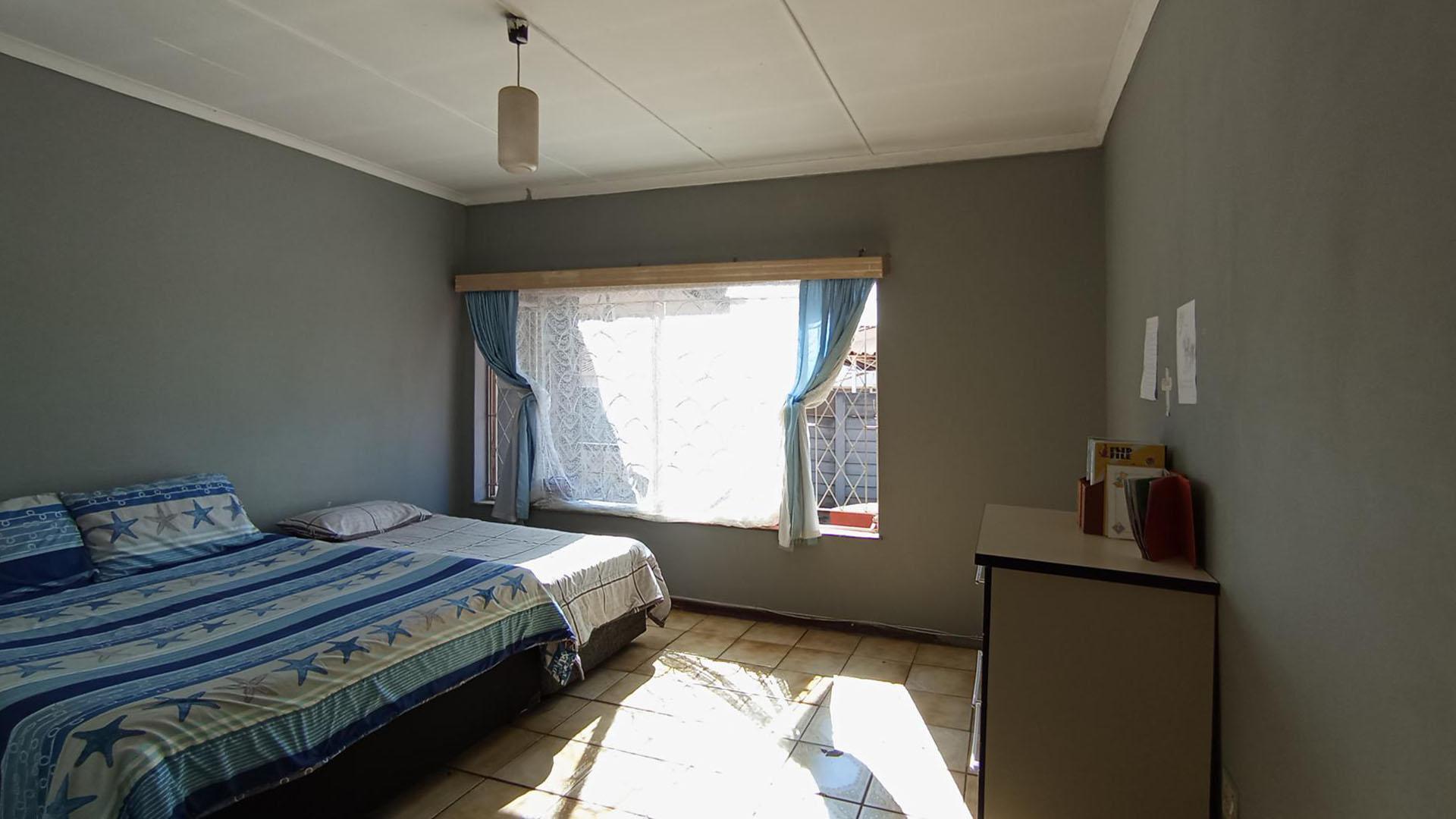Bed Room 1 - 20 square meters of property in Eersterust