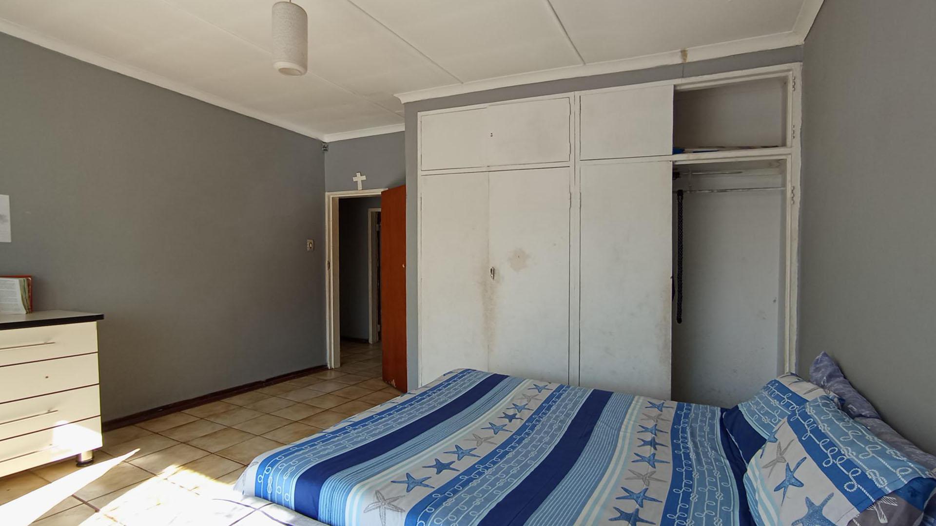 Bed Room 1 - 20 square meters of property in Eersterust