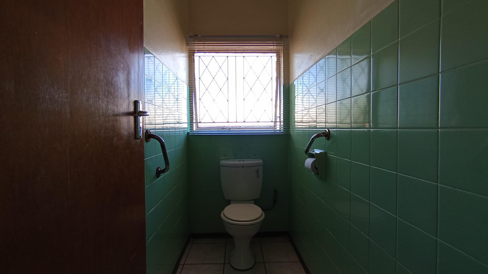 Guest Toilet - 3 square meters of property in Eersterust