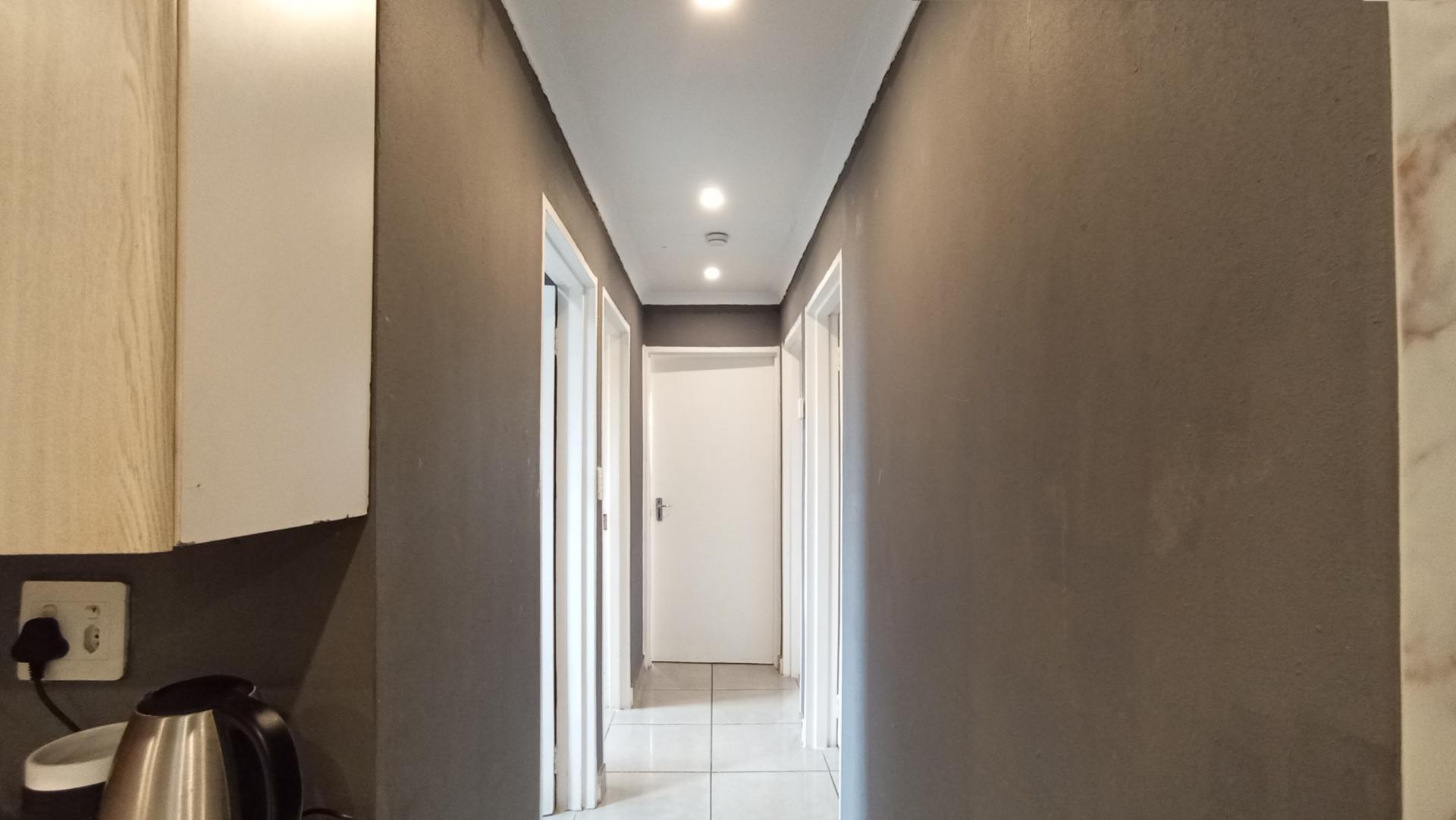 Spaces - 28 square meters of property in Riverside View