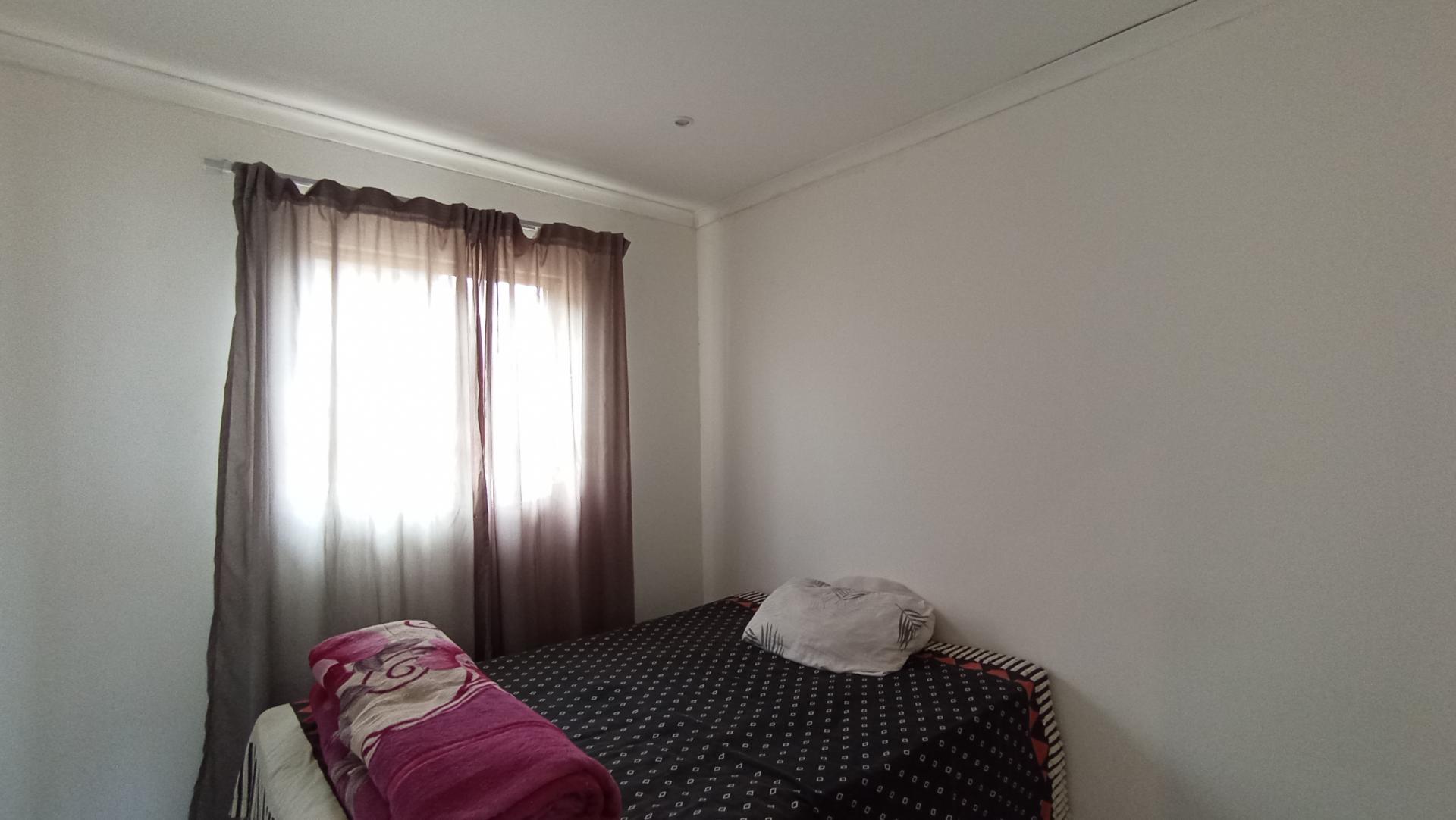 Bed Room 1 - 8 square meters of property in Riverside View