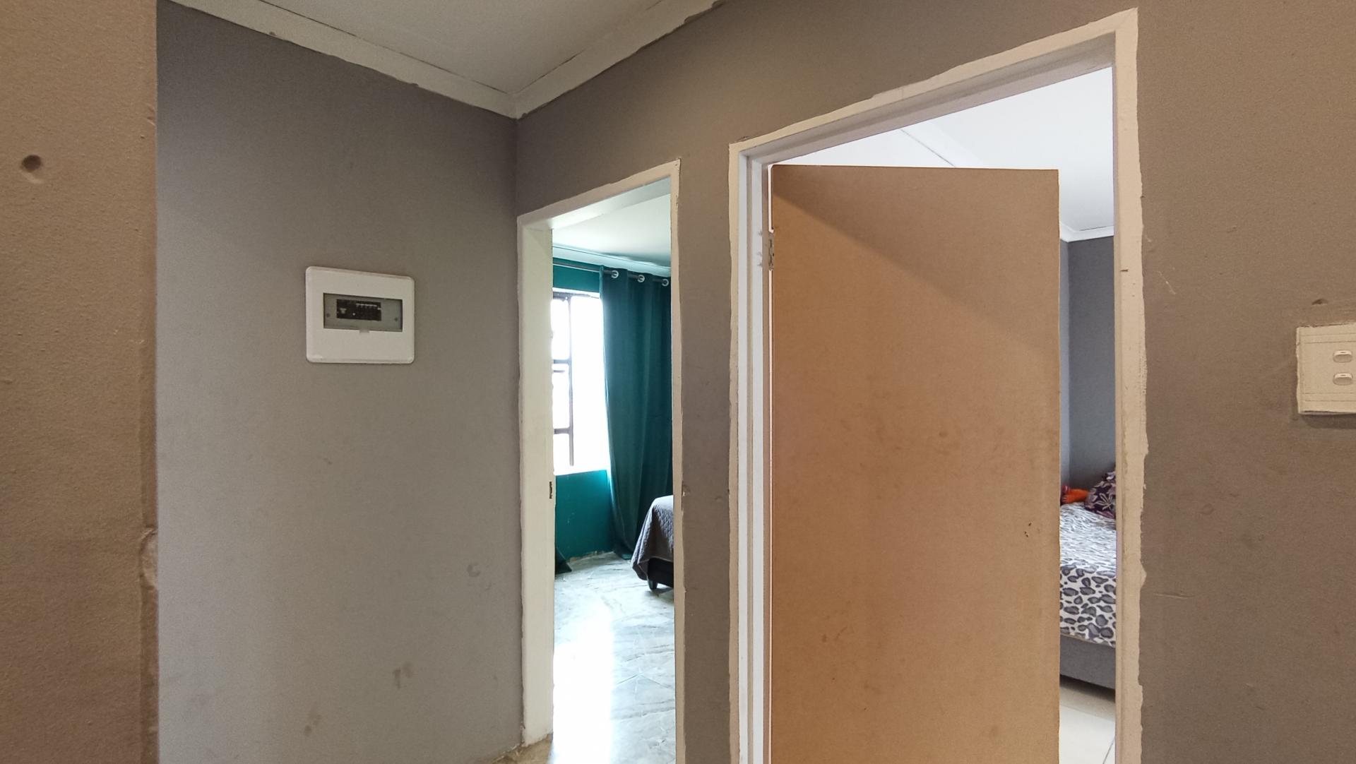 Spaces - 28 square meters of property in Riverside View