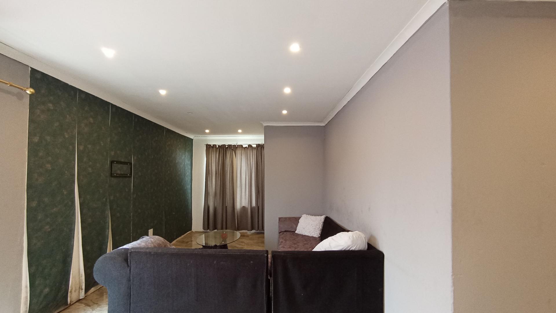 Lounges - 56 square meters of property in Riverside View