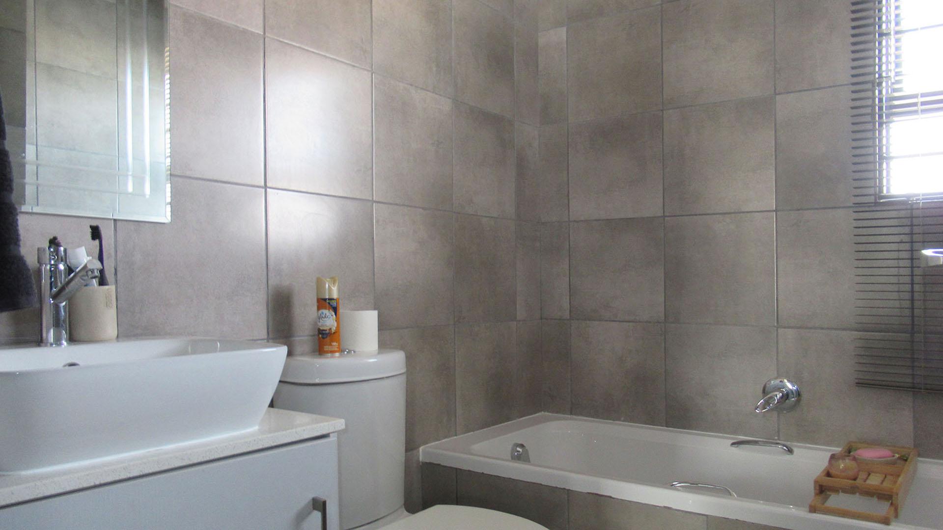 Bathroom 1 - 7 square meters of property in Groblerpark