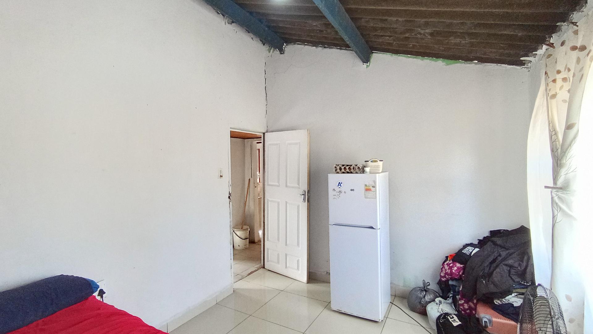 Bed Room 1 - 12 square meters of property in Nseleni A