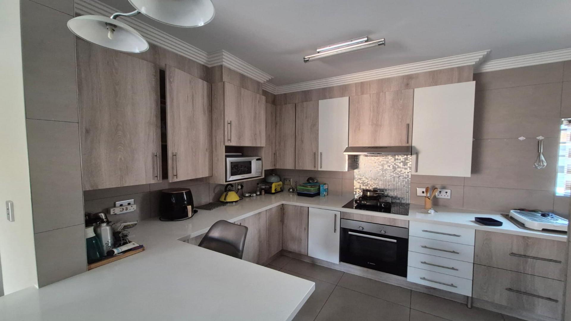 Kitchen of property in Raceview