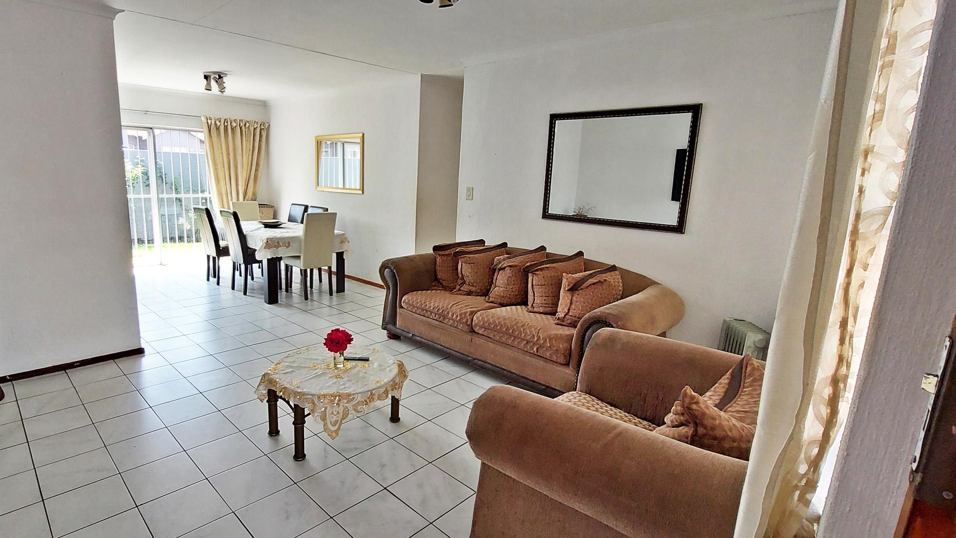Lounges - 20 square meters of property in Raceview