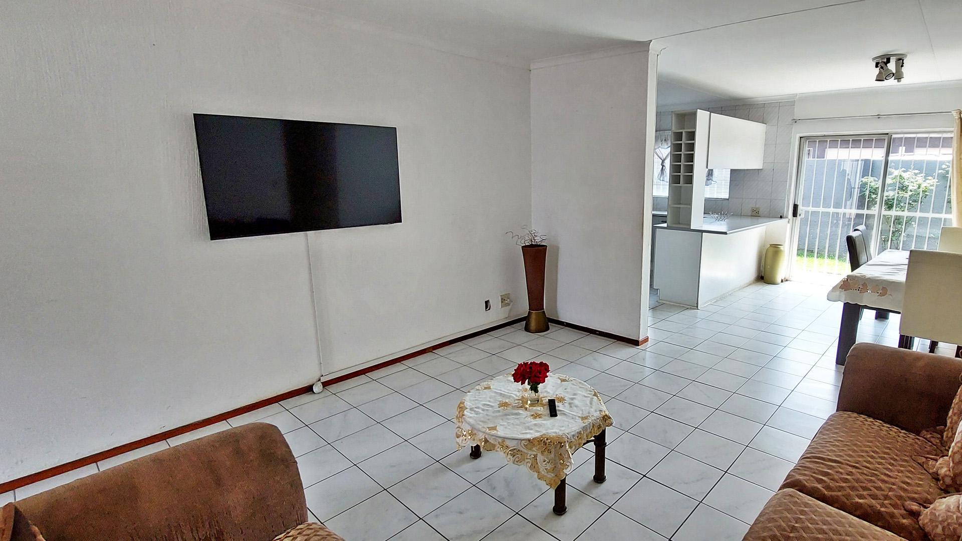 Lounges - 20 square meters of property in Raceview