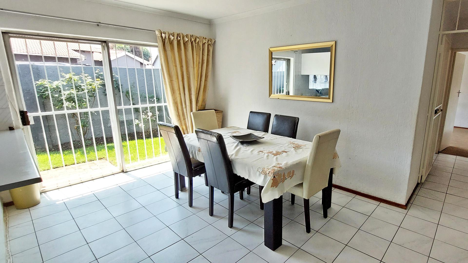 Dining Room - 11 square meters of property in Raceview