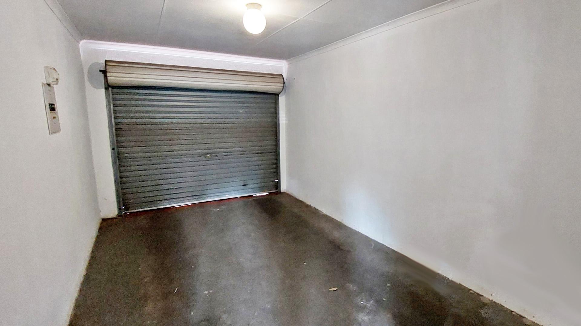 Garage - 20 square meters of property in Raceview