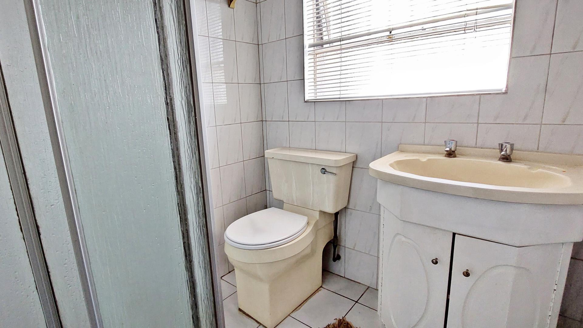 Bathroom 1 - 4 square meters of property in Raceview