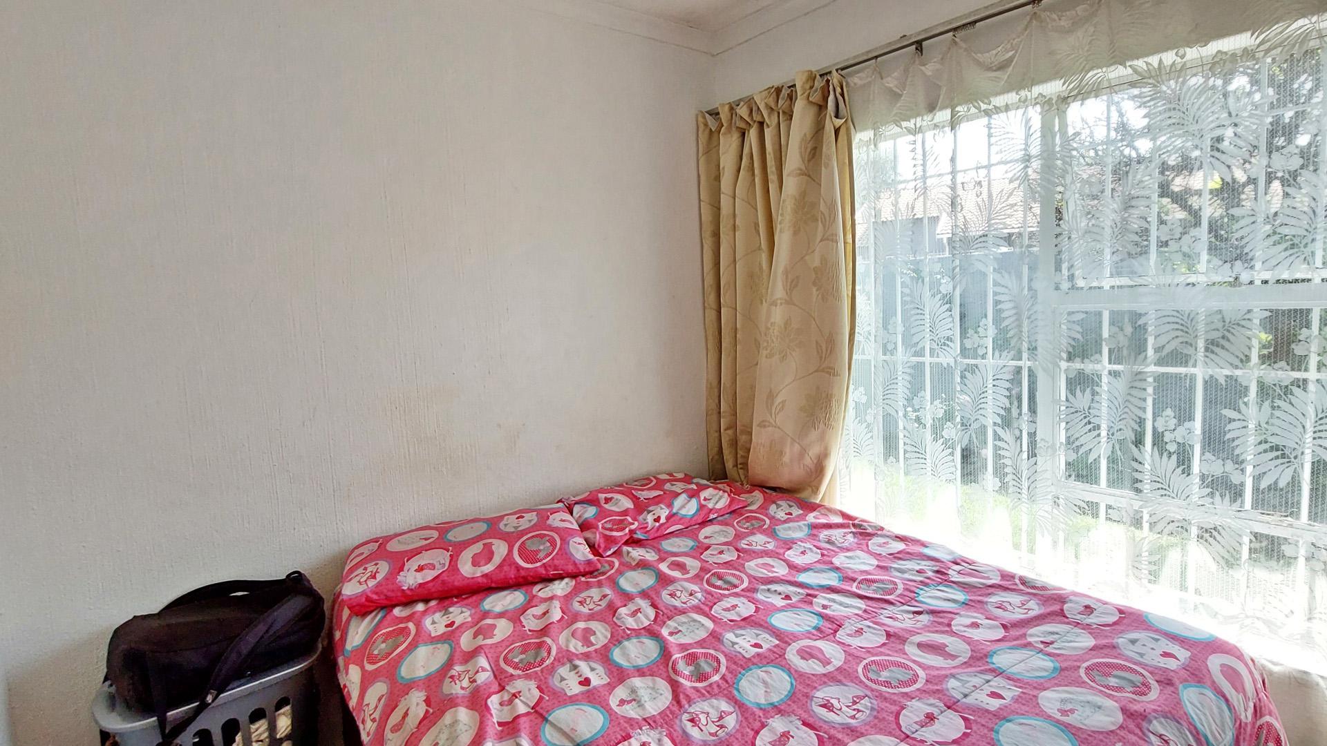 Bed Room 1 - 11 square meters of property in Raceview