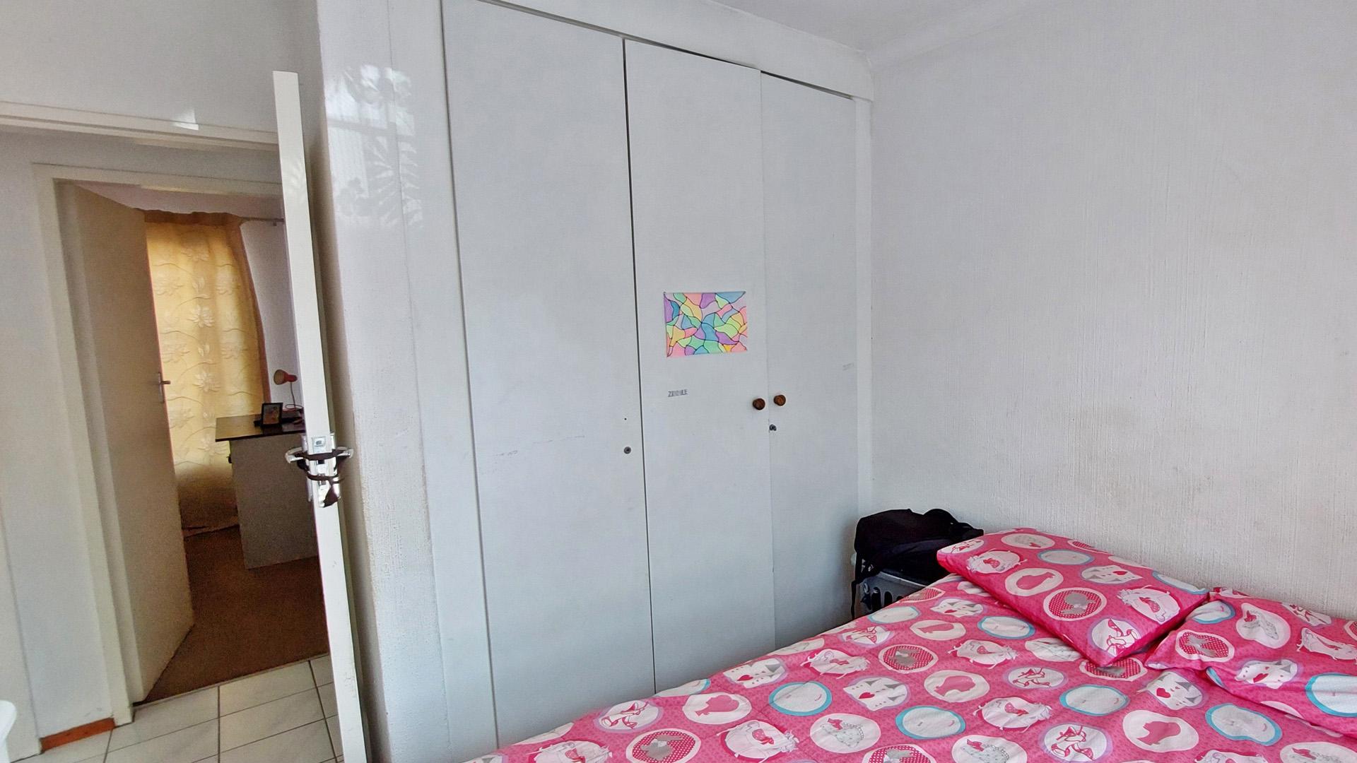 Bed Room 1 - 11 square meters of property in Raceview