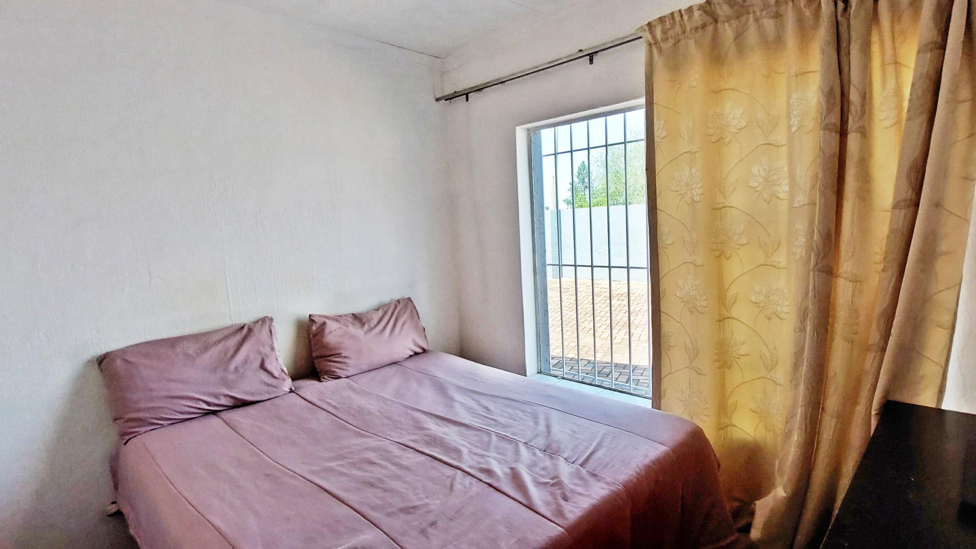 Bed Room 2 of property in Raceview