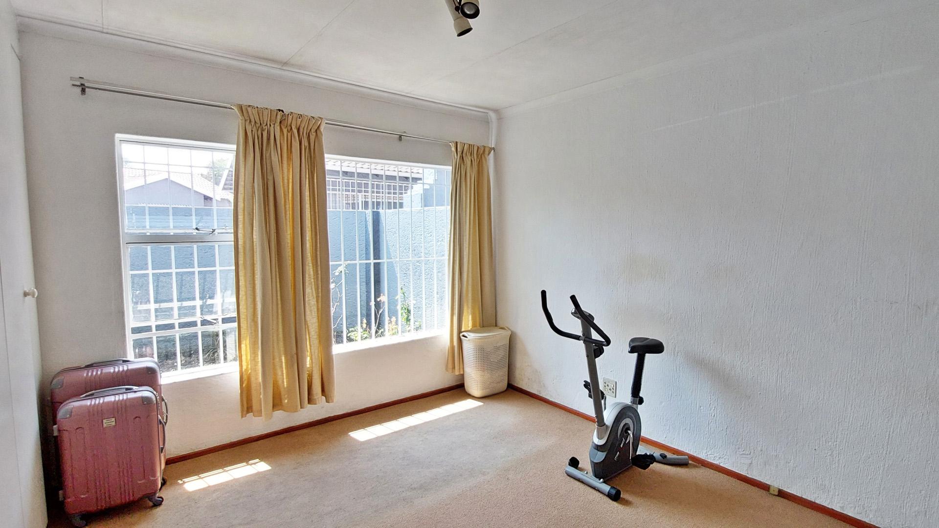 Main Bedroom - 18 square meters of property in Raceview