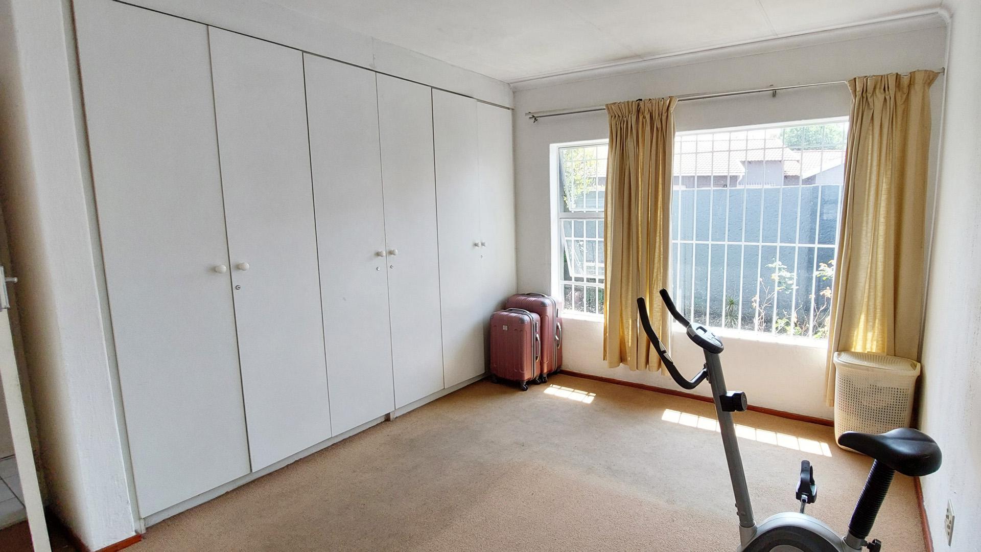 Main Bedroom - 18 square meters of property in Raceview