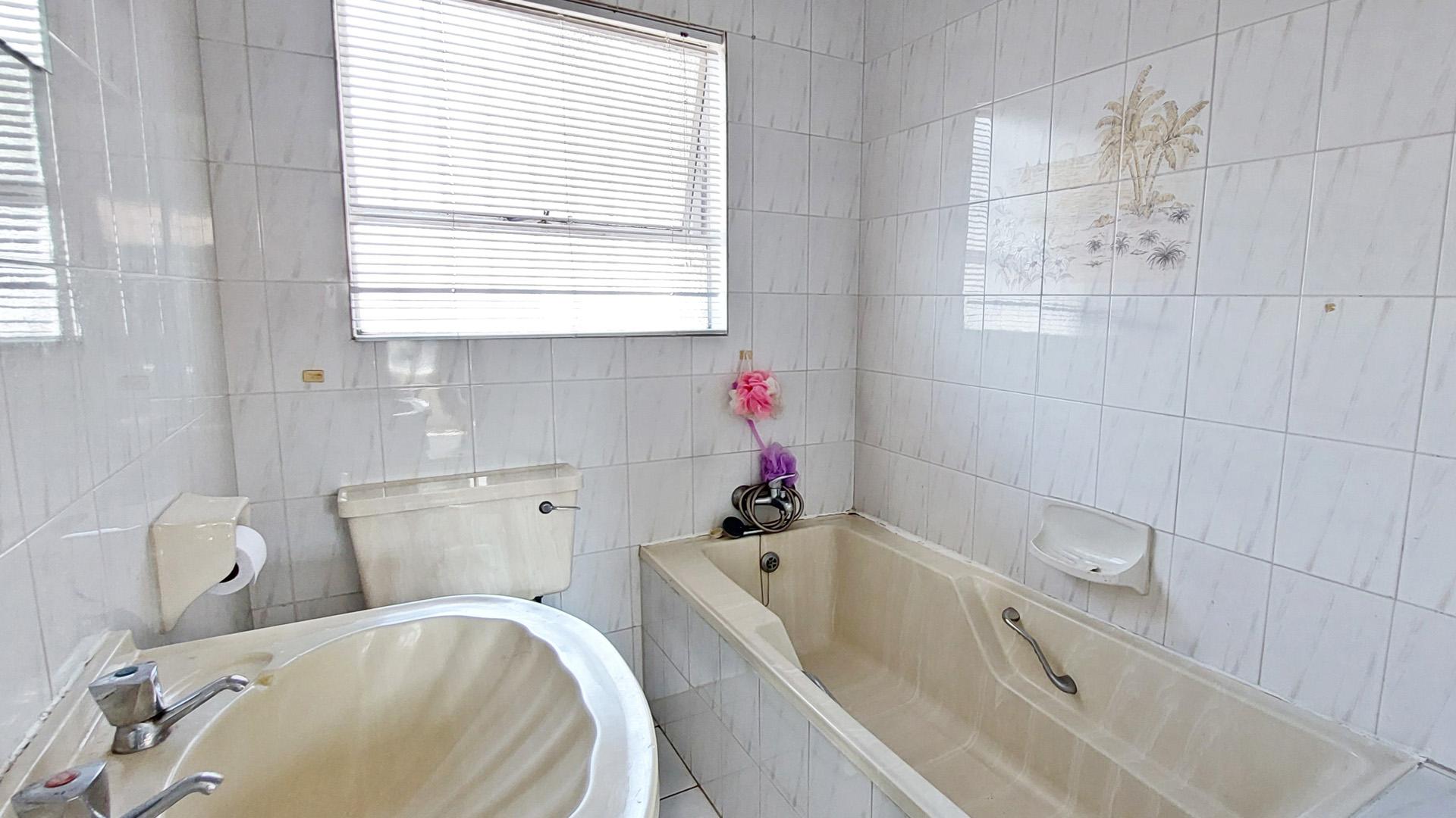 Main Bathroom - 4 square meters of property in Raceview