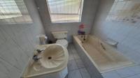 Bathroom 1 of property in Raceview