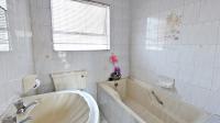 Main Bathroom - 4 square meters of property in Raceview