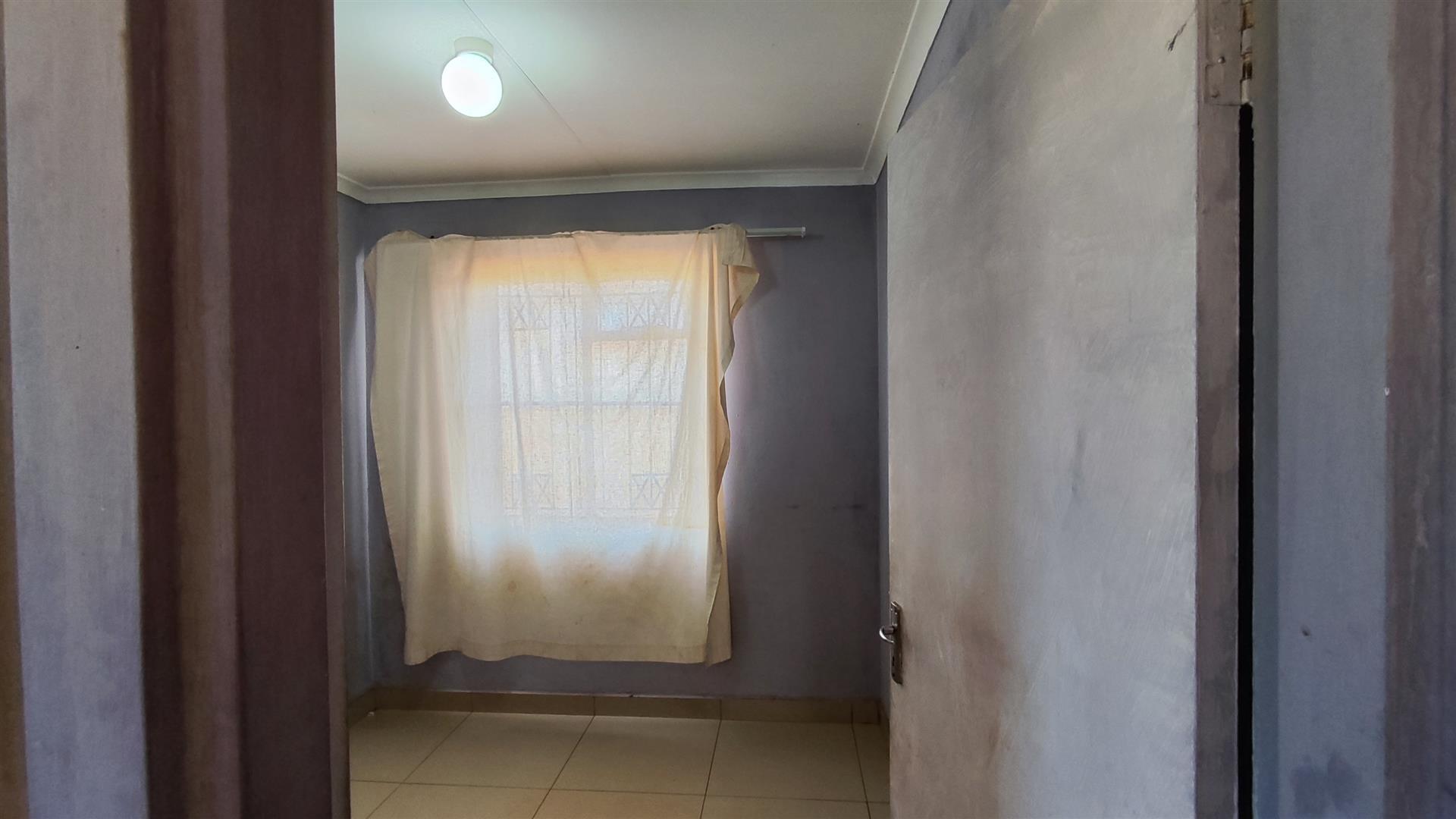 Bed Room 1 - 12 square meters of property in Dawn Park