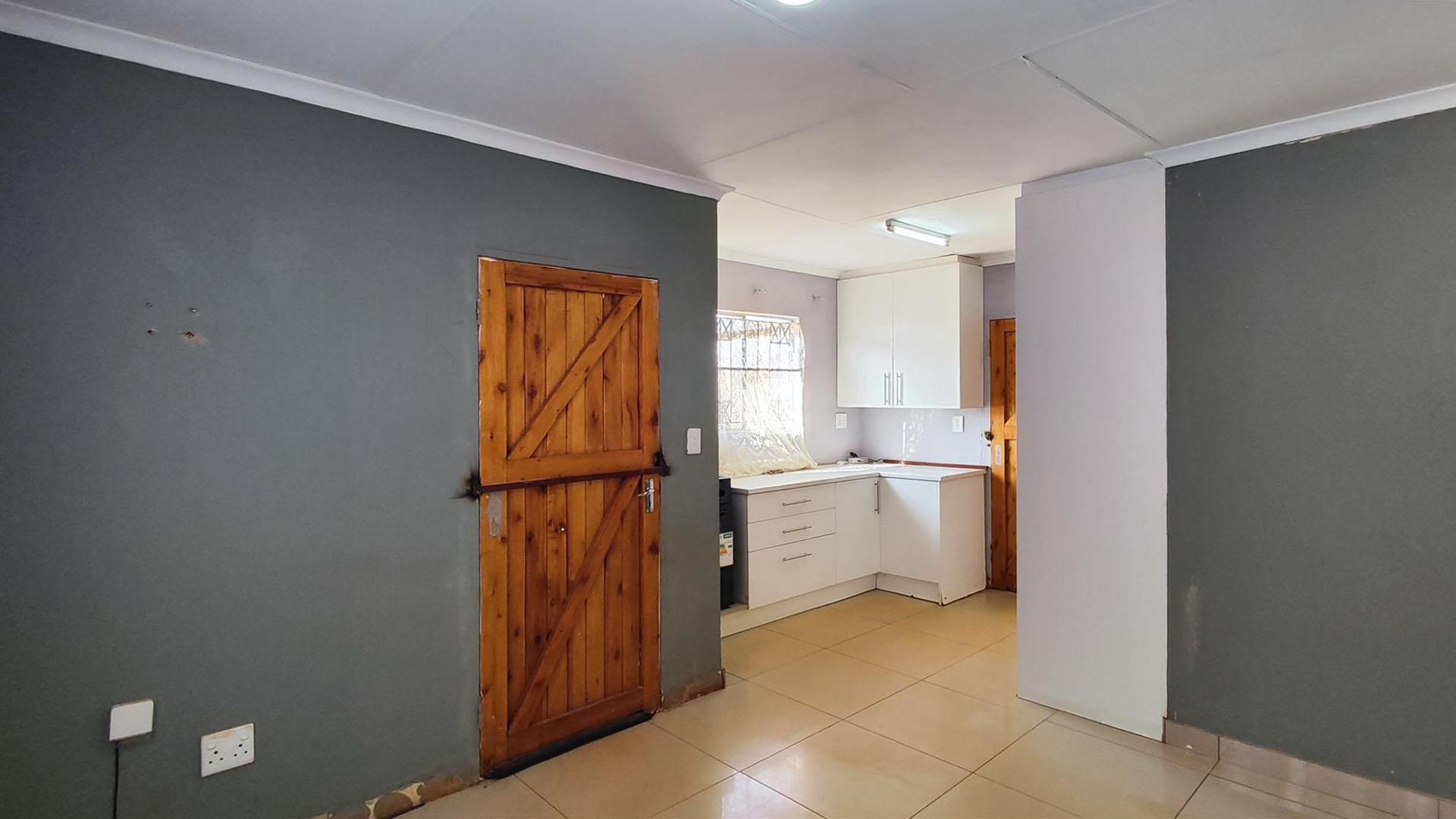 Lounges - 10 square meters of property in Dawn Park