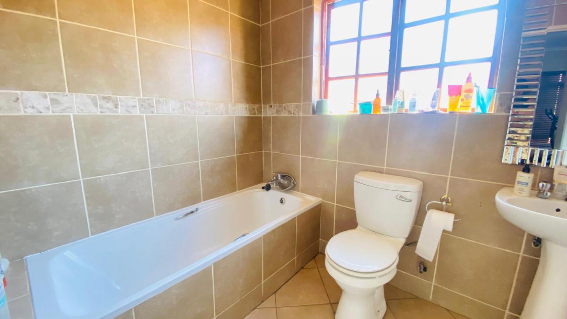 Bathroom 1 of property in Aerorand