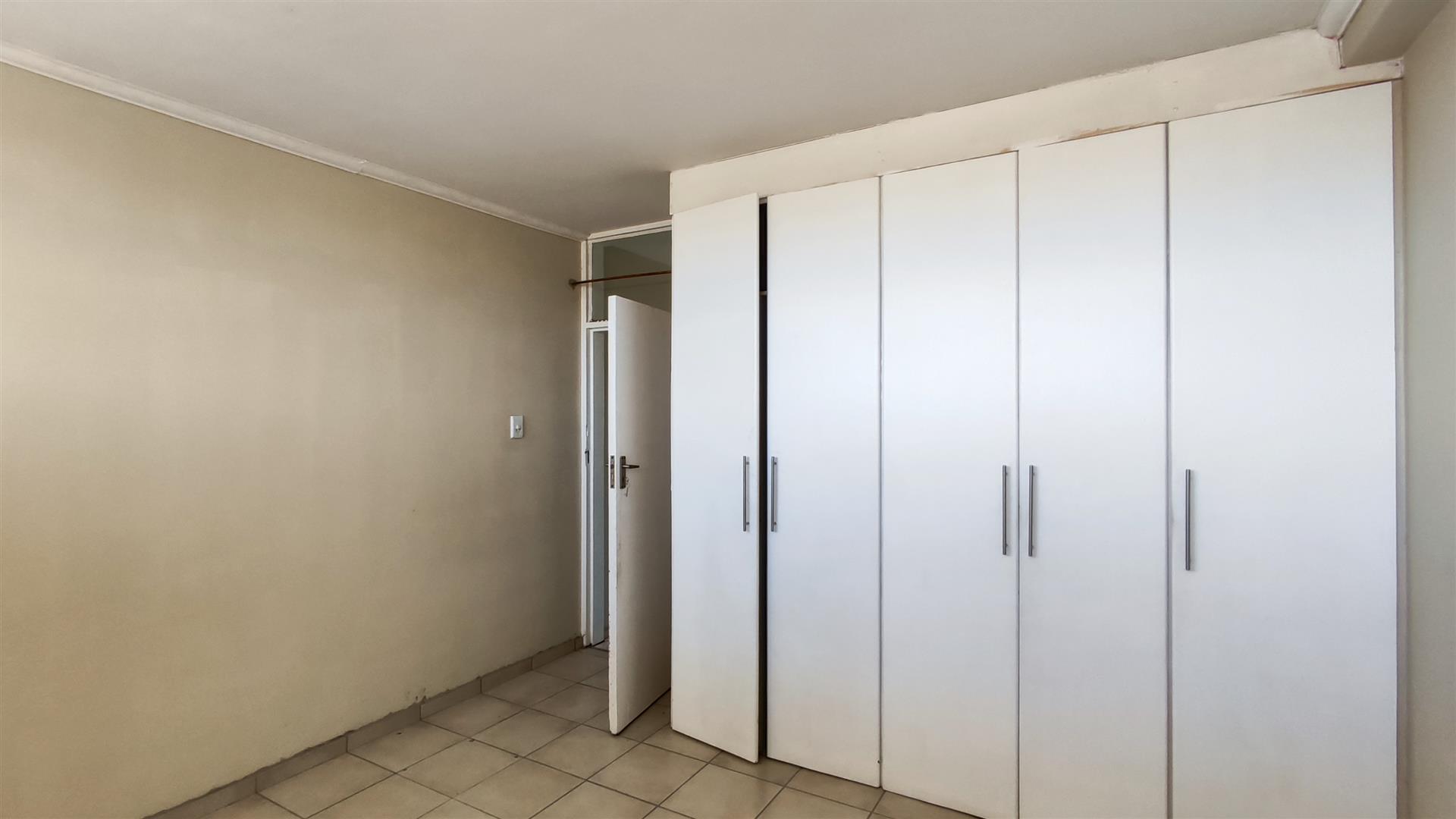 Bed Room 1 - 17 square meters of property in Alberton