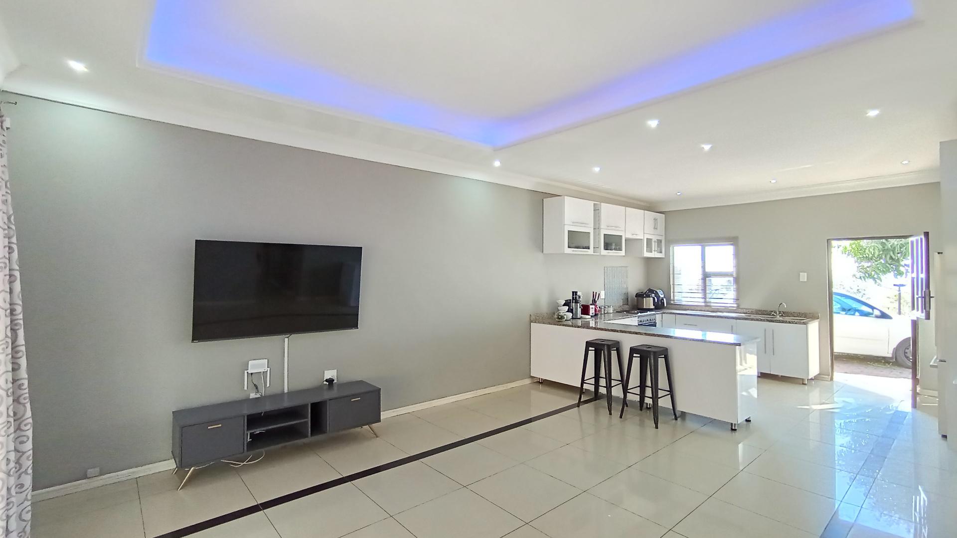 Lounges - 29 square meters of property in Castlehill