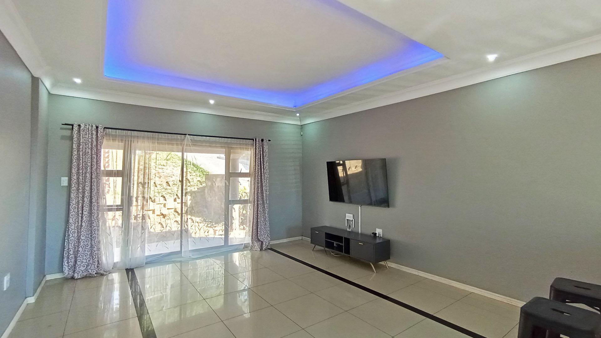 Lounges - 29 square meters of property in Castlehill