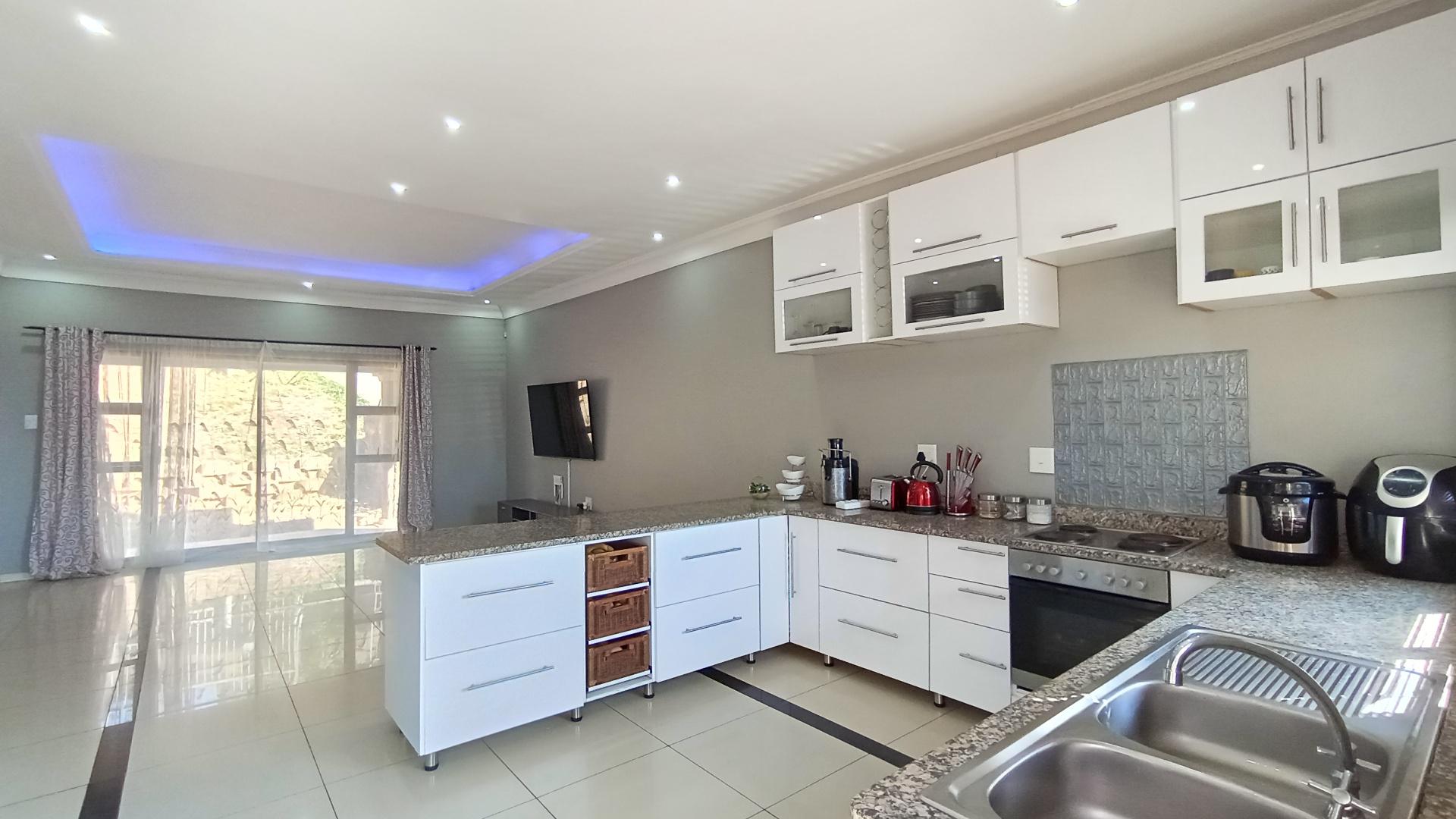 Kitchen - 19 square meters of property in Castlehill