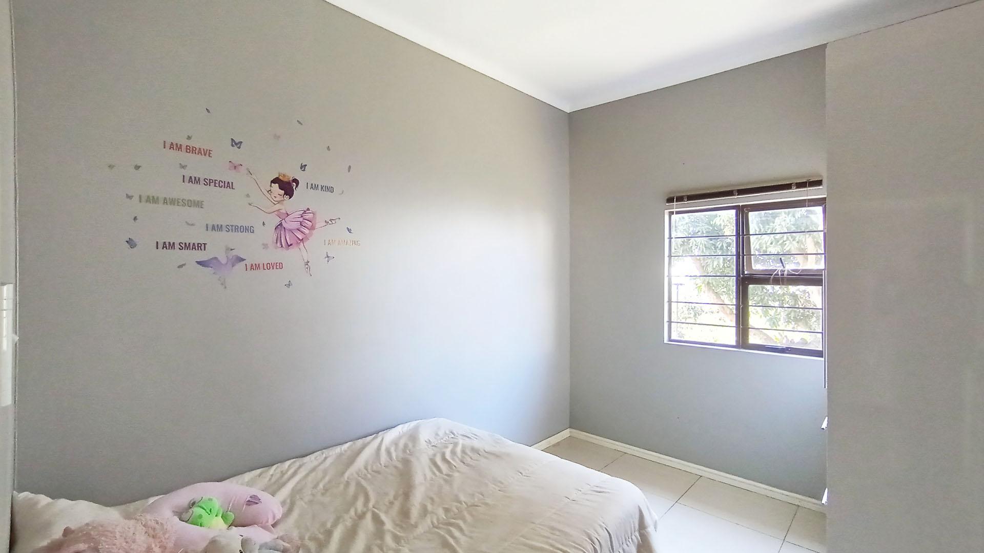 Bed Room 1 - 13 square meters of property in Castlehill