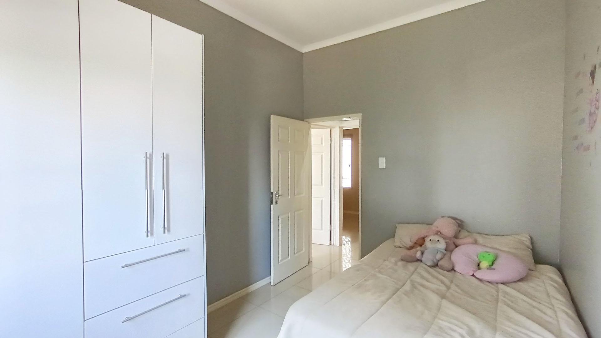 Bed Room 1 - 13 square meters of property in Castlehill