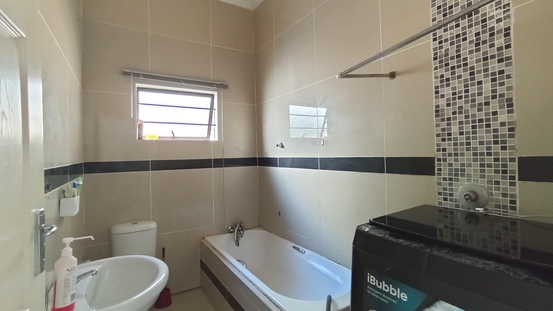 Bathroom 1 - 6 square meters of property in Castlehill