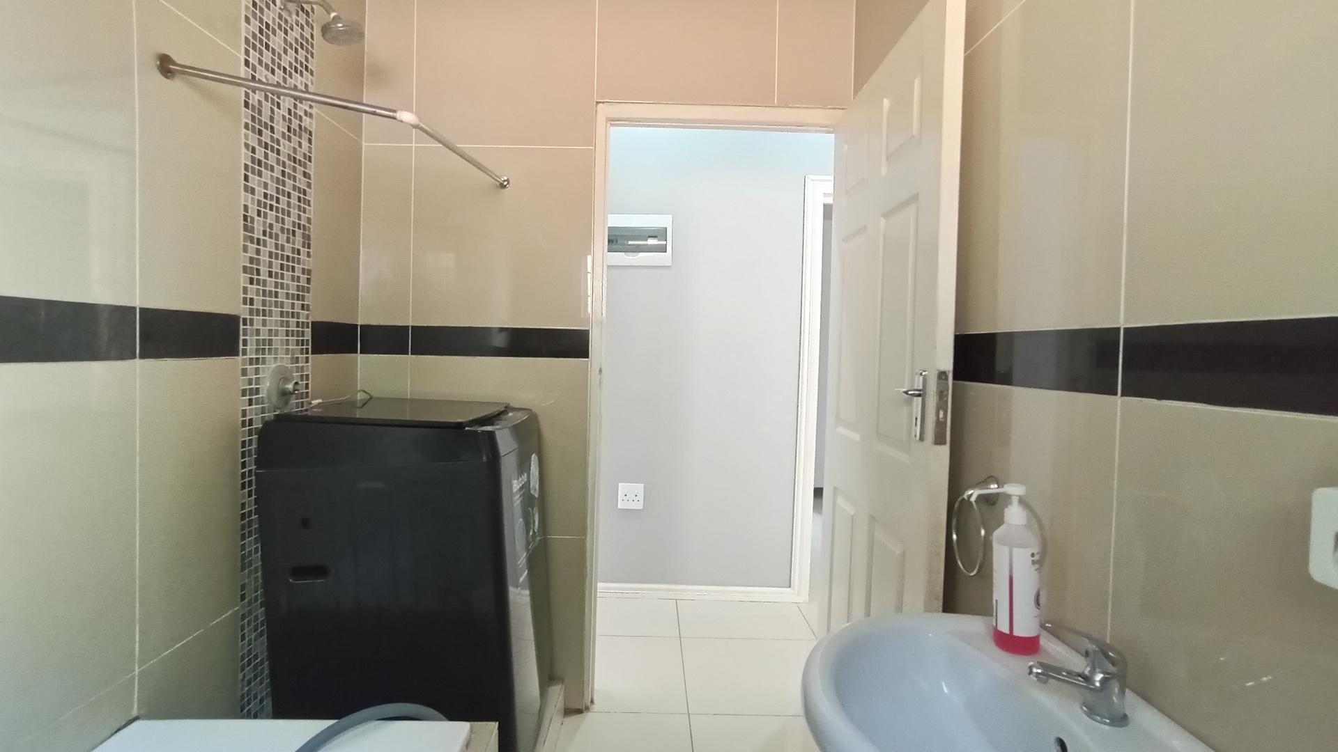 Bathroom 1 - 6 square meters of property in Castlehill