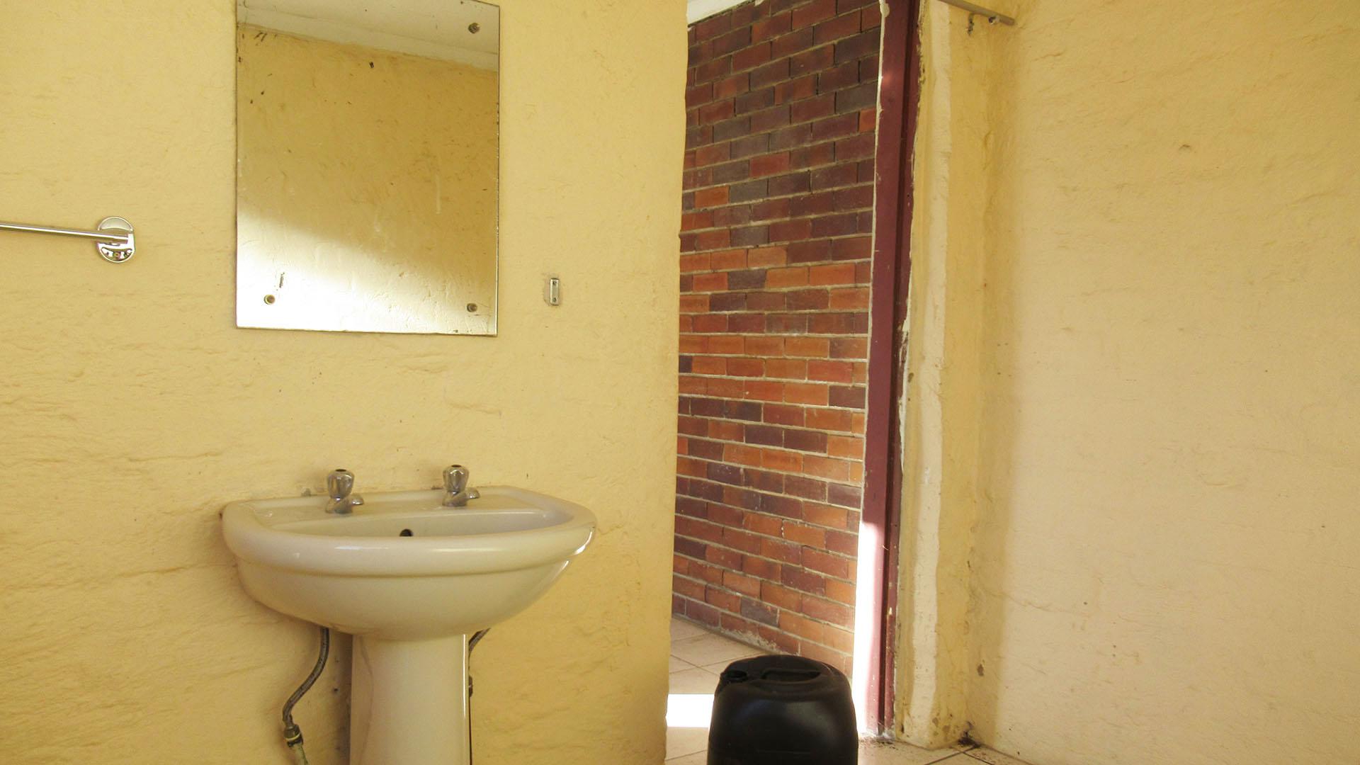 Bathroom 1 - 14 square meters of property in South Hills