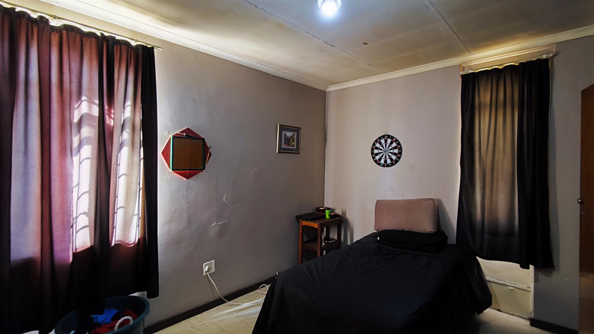 Bed Room 1 - 14 square meters of property in Sasolburg