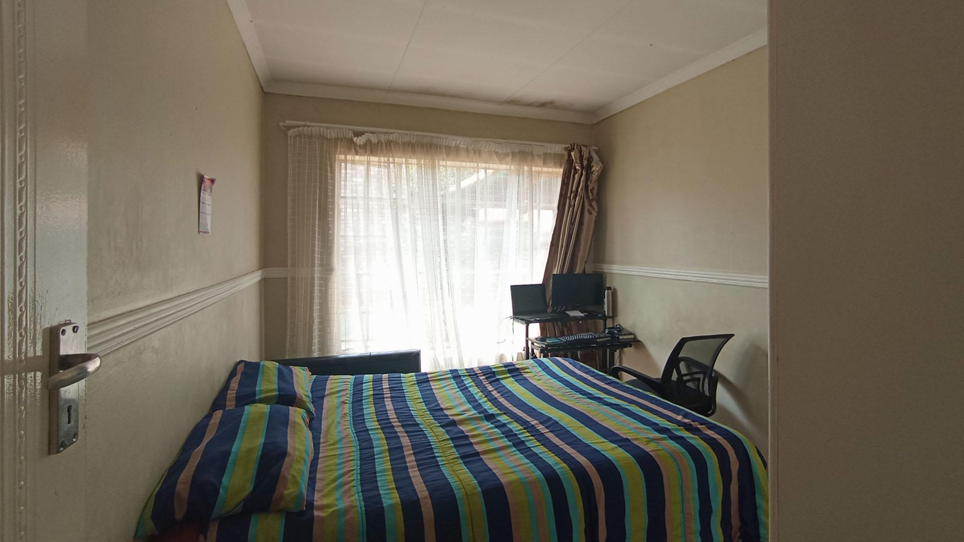 Bed Room 1 - 11 square meters of property in Amandasig